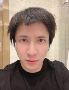 ​薛之谦让老爸帮忙剪发，又见嫩薛造型