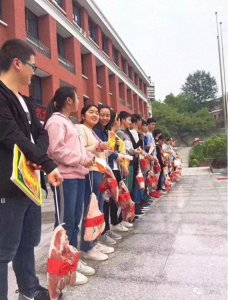 ​学校奖励前20名优秀学生每人一坨猪肉 网友：很实在