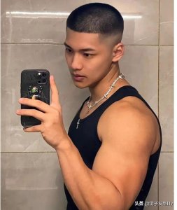 ​夏天一定要试试这样的发型，男士两侧铲短，越剪越帅气
