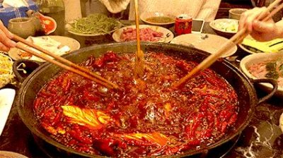 ​6000多块冰块搭建的冰屋火锅餐厅，一年只开两个月，要吃的赶紧！