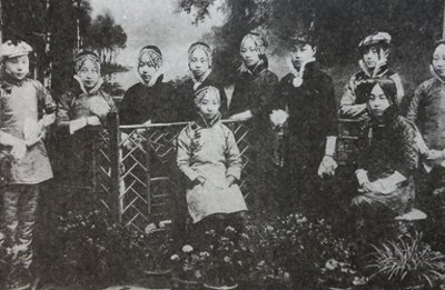 ​晚清老照片：青楼女子穿肚兜与恩客搂抱，乞丐全身绑满破布取暖