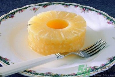 ​菠萝为什么要用盐水泡？吃菠萝用不用泡盐水？