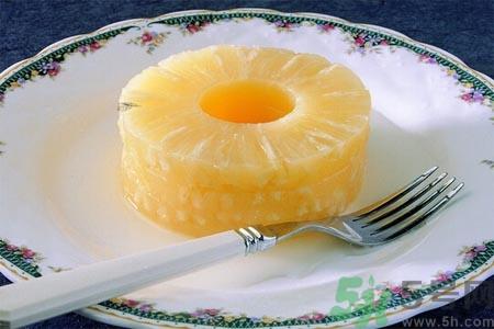菠萝为什么要用盐水泡？吃菠萝用不用泡盐水？