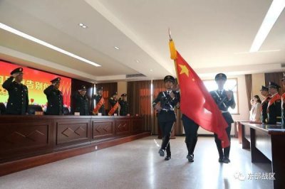 ​挥泪转身，32名军官光荣退役