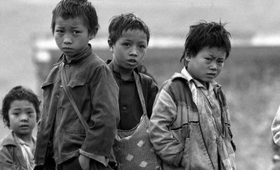 ​90年代贫困山区的老照片，图三的小孩子对知识充满了渴望