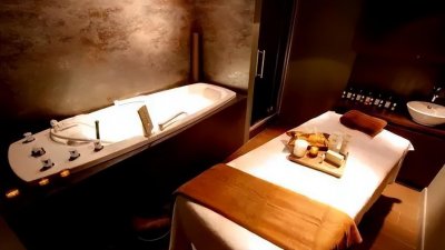 ​盲人按摩店男技师不盲，女白领发现后仍然继续让其按摩！