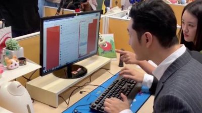 ​黄晓明一指禅打字是什么情况？怎么回事？终于真相了，原来是这样