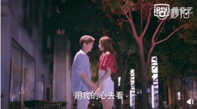 ​鹿晗关晓彤《甜蜜暴击》中亲吻34秒，这不是演戏，是真情流露！
