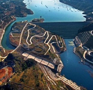 ​一个旅游胜地，广西、云南、贵州的交界处，天生桥水电站