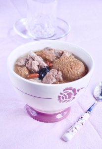 ​猴头菇是名贵食材，泡发不好比黄连还苦，按这样做法，没一点苦味