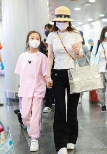 ​39岁李小璐亮相聚会宛如少女，与小鲜肉深夜同行需他人搀扶