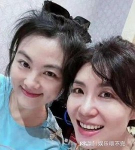 ​李健的婚姻历程揭秘，现任妻子背景曝光，还被爆与前女友保持联系！
