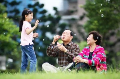 ​中国式姥姥上热搜感动无数人：有一种爱，叫姥姥带娃