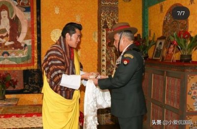 ​憋屈的国王，旺楚克为印度将军祈福，国小民贫不丹王室也无奈