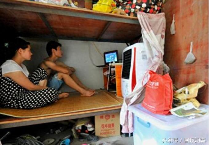 实拍：工地上的年轻小夫妻，生活很甜蜜，到了晚上让人很尴尬！