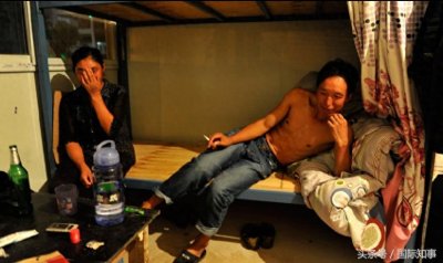 ​实拍：工地上的年轻小夫妻，生活很甜蜜，到了晚上让人很尴尬！