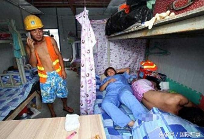 实拍：工地上的年轻小夫妻，生活很甜蜜，到了晚上让人很尴尬！