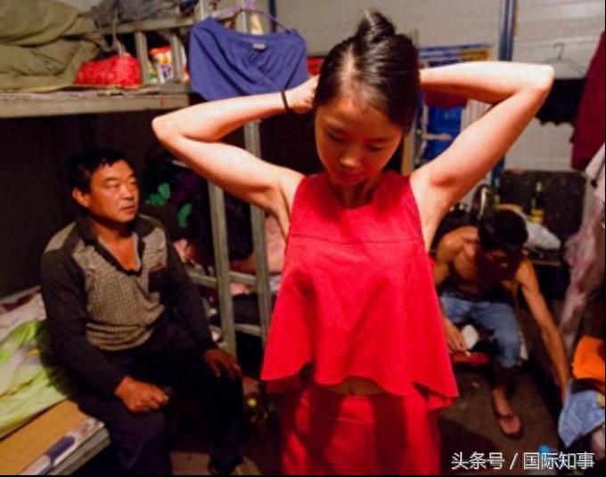 实拍：工地上的年轻小夫妻，生活很甜蜜，到了晚上让人很尴尬！