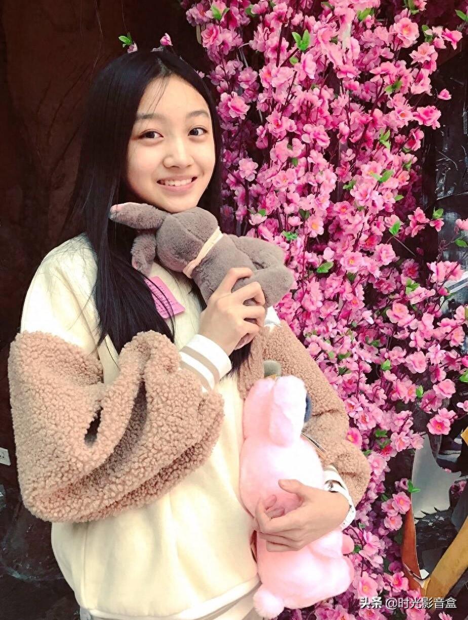 小李慧珍日常美图欣赏：曲芷含一路走来很努力，爱笑的女孩运气好