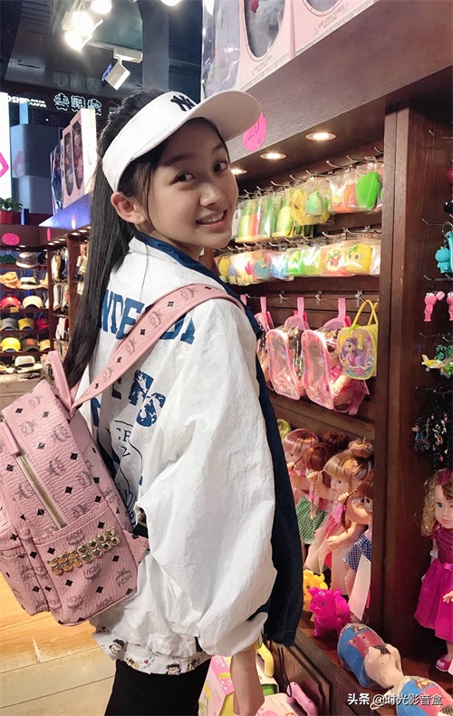 小李慧珍日常美图欣赏：曲芷含一路走来很努力，爱笑的女孩运气好