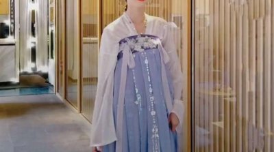​十里有了比“鲛人泪”还闪的汉服，隔10米都能看到光，袍子：好亮