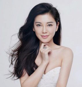 ​主持人出身，《快乐星球》中的慕容老师，曾参演《爱情公寓》