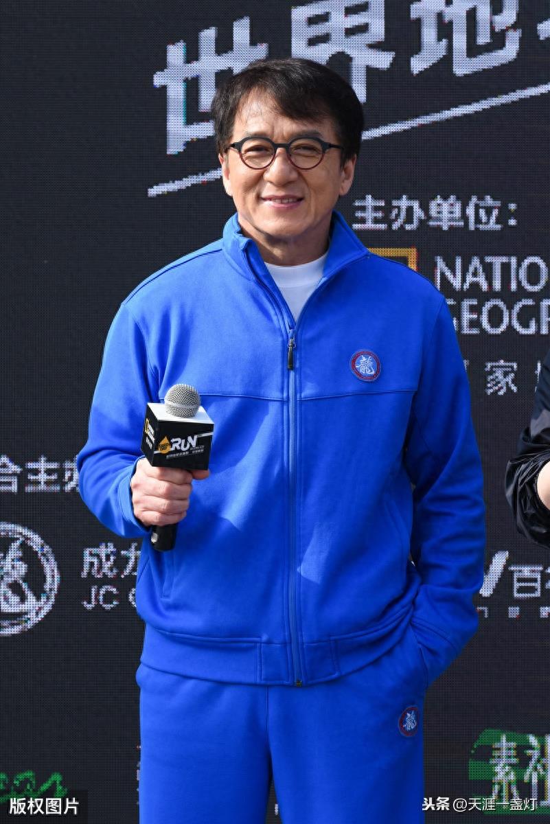 成龙讲述黄子韬片场趣事：黄子韬非常顽皮和活跃，我经常捉弄他