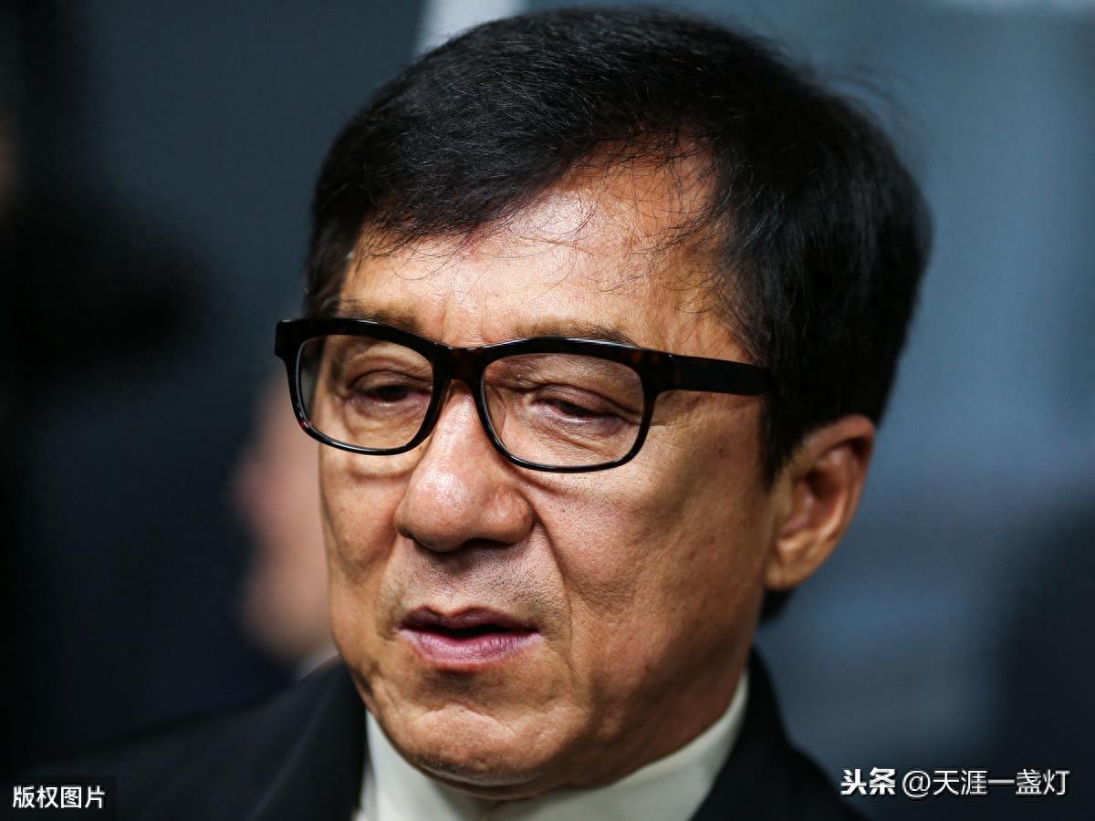 成龙讲述黄子韬片场趣事：黄子韬非常顽皮和活跃，我经常捉弄他