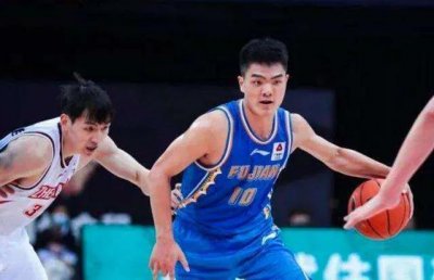 ​二年级黎伊扬CBA常规赛助攻突破400个并进入前200名