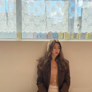 ​《橘子果酱》中她是白玛丽，今穿格纹西装配直筒裤，长腿太吸睛了