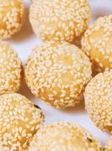 ​1碗糯米粉，1碗开水，轻松做麻团，香软酥脆，个个空心！
