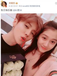 ​关晓彤鹿晗同居照片疑曝光！穿睡衣亲密合影，身后酒瓶太抢镜
