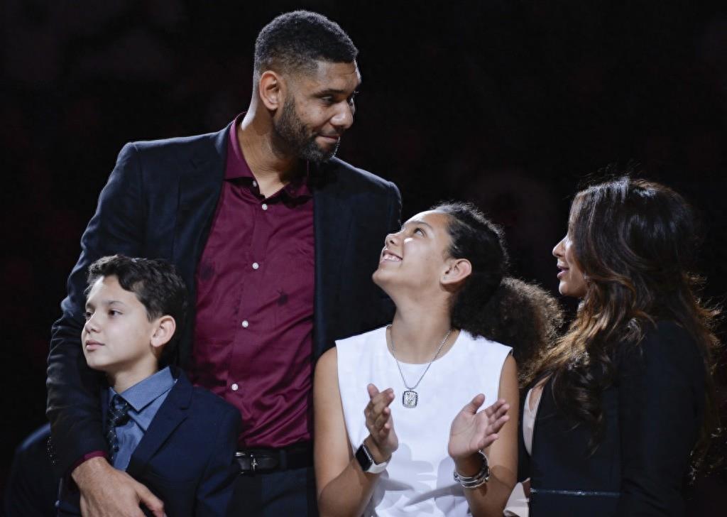 篮球——NBA：马刺队为邓肯举行球衣退役仪式
