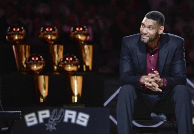 ​篮球-NBA：马刺队为邓肯举行球衣退役仪式