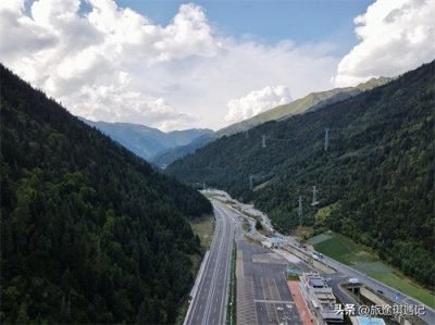 ​沿着铺在天上的蓉昌高速到马尔康，游览这座大山里的“一线”城市