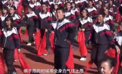 ​男生因跳操动作太到位意外走红！网友：套马的汉子果然威武雄壮！