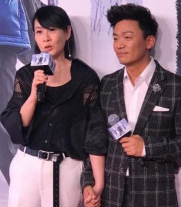 ​刘若英王宝强合影紧牵手，多年后的明星再同框，他俩不会尴尬吗？