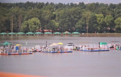 ​松花江水位终于回落了，比昨日低了0.01米，大量设施还淹在水中