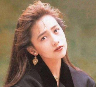 ​工藤静香＂毁容式＂变老？看到她年轻时的照片才知道什么是神仙颜值