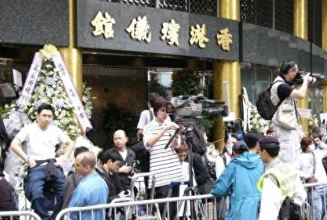 回顾哥哥张国荣出殡全过程：明星众多，警察护卫