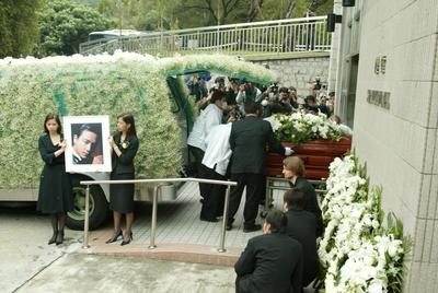 回顾哥哥张国荣出殡全过程：明星众多，警察护卫