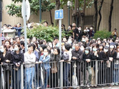 回顾哥哥张国荣出殡全过程：明星众多，警察护卫