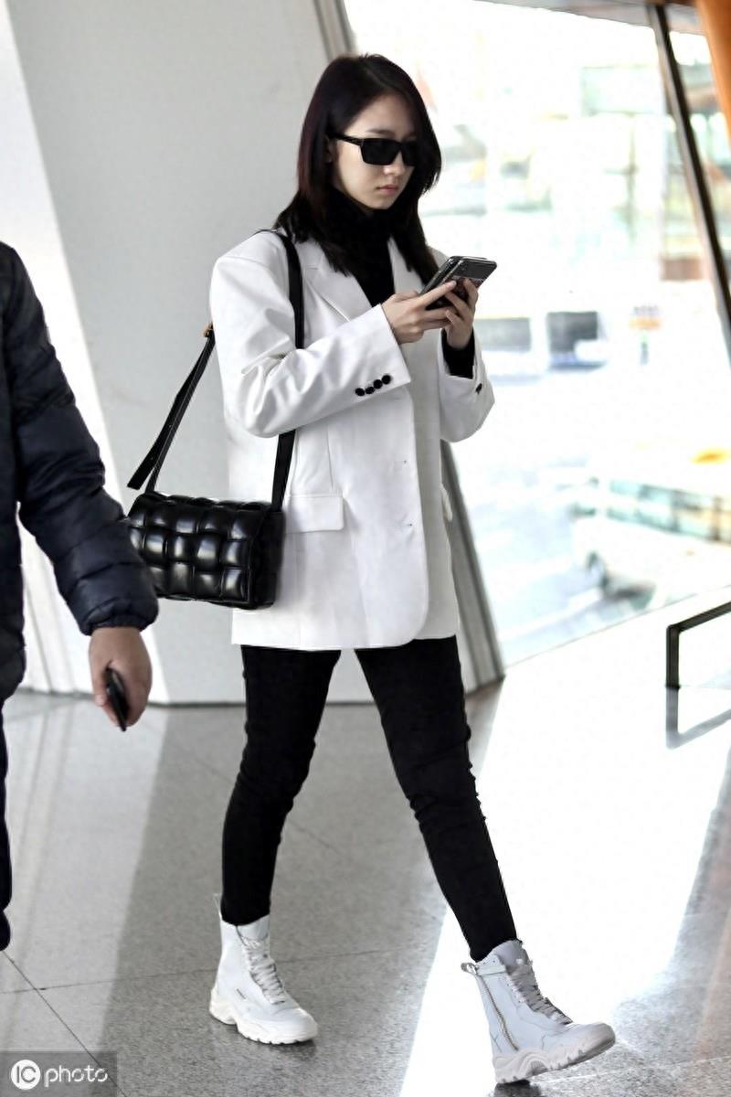 孟美岐素颜简直是小脸朴信惠，墨镜遮面一脸冷漠真是“山支大哥”