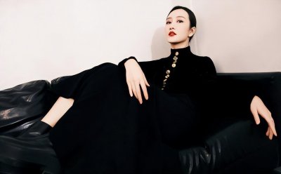 ​王鸥晒写真美照女王范十足 穿黑色高领衫红唇吸睛