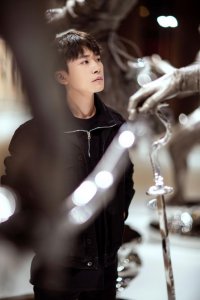 ​「TFBOYS」「新闻」191019 工作室返图易烊千玺活动照 鲻鱼头·易帅气上线
