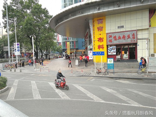 走进黄贝岭村，是深圳最古老最有名的城中村之一，位于深圳中心区