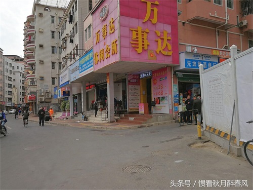 走进黄贝岭村，是深圳最古老最有名的城中村之一，位于深圳中心区