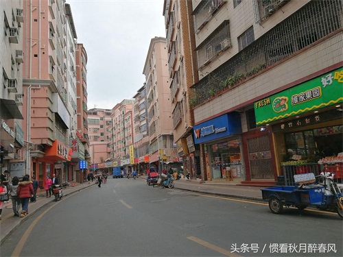 走进黄贝岭村，是深圳最古老最有名的城中村之一，位于深圳中心区