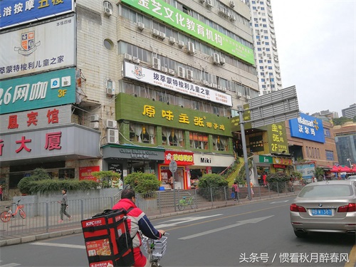 走进黄贝岭村，是深圳最古老最有名的城中村之一，位于深圳中心区