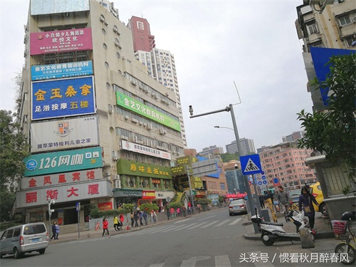 走进黄贝岭村，是深圳最古老最有名的城中村之一，位于深圳中心区